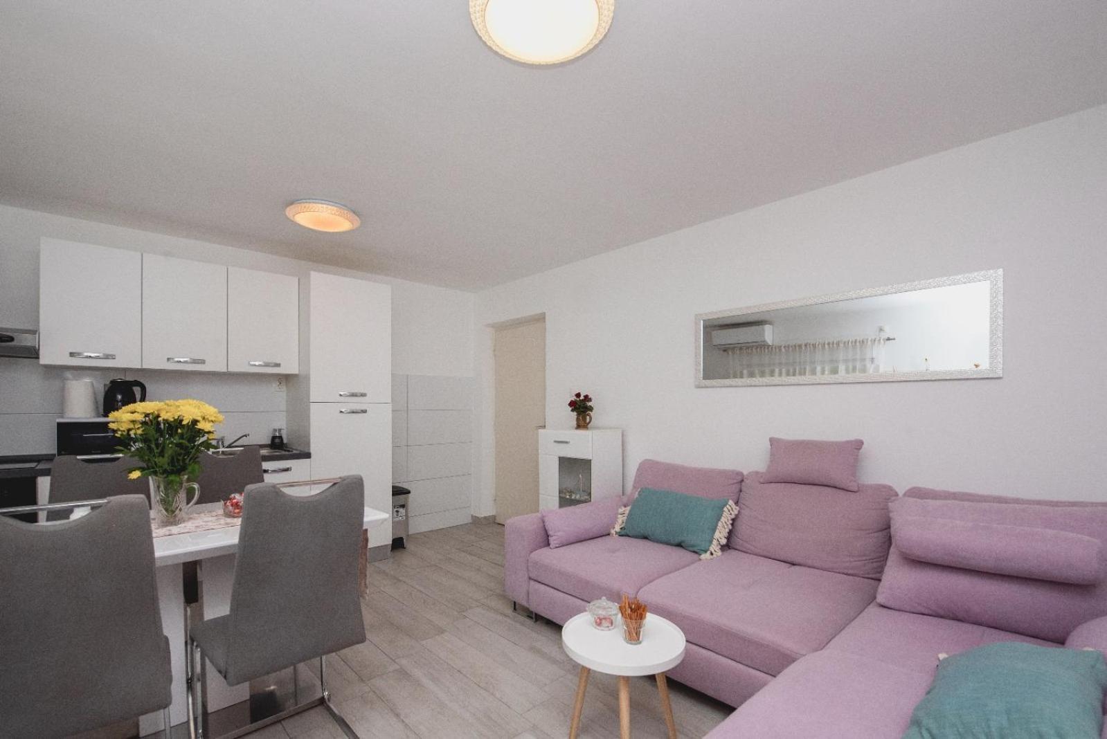 Apartment Mate *